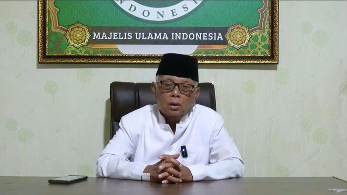 Detik Media : Ketum Majelis Ulama Indonesia (MUI) Dukung Polri di Bawah Presiden    Ketum MUI Dukung Polri di Bawah Presiden (Ist)      JAKARTA – Majelis Ulama Indonesia (MUI) mendukung Polri tetap berada di bawah Presiden Indonesia. Pasalnya, hal ini dinilai baik dan memberikan manfaat yang banyak untuk keamanan dan ketertiban masyarakat.  “Dengan segala kerendahan hati, keikhlasan dan penuh tawakal kepada Allah SWT, bersama ini saya M Anwar Iskandar Ketua Umum Dewan Pimpinan Majelis Ulama Indonesia, menyatakan mendukung sepenuhnya Polri di bawah Presiden dan bukan yang lain,” kata KH Anwar dalam tayangan videonya sebagaimana dikutip Rabu (28/1/2026).     Polri di bawah Presiden seperti sekarang ini, kata Anwar, adalah posisi yang sangat ideal atau tepat. Penempatan tersebut lebih banyak dirasakan manfaat positifnya untuk masyarakat Indonesia.  “Posisi ini adalah sesuatu yang sangat ideal, dan yang selama ini sudah kita rasakan kemaslahatan dan kemanfaatan yang baik, dalam rangka menjaga keamanan dan ketertiban serta penegakan hukum di Negara Kesatuan Republik Indonesia (NKRI),” ujarnya.  Baca Juga:  Anwar berharap, Presiden dan Polri harus terus bersama-sama menjaga bangsa dan negara ini, demi menciptakan masyarakat yang maju dan modern.  “Mari kita bersama-sama doakan agar Polri senantiasa berada dalam lindungan, bimbingan dan ridho Allah SWT, untuk membersamai Presiden dan kita semuanya menjaga negara dan bangsa ini, menuju satu masyarakat yang maju, yang modern, yang diridhoi Allah SWT, Amin YRA,” tuturnya.